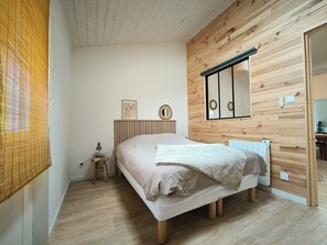 1 bedroom, travel cot, free WiFi, bed sheets - Fisherman's cottage in the heart of La Chaume, 5 minutes from the quays and the wild coastline (Les Sables-d'Olonne)