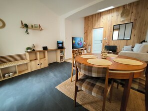 Dining - Fisherman's cottage in the heart of La Chaume, 5 minutes from the quays and the wild coastline (Les Sables-d'Olonne)