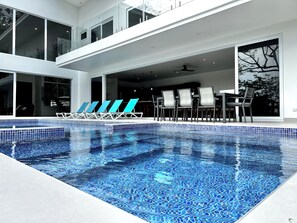 Pool - 5 BDRM Jacuzzi Pool and view. Central Manuel Antonio (Quepos)