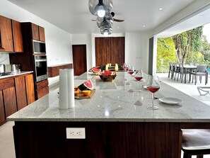 Dining - 5 BDRM Jacuzzi Pool and view. Central Manuel Antonio (Quepos)