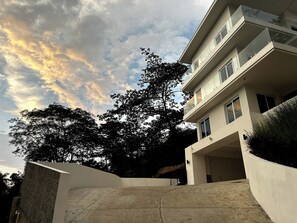 Exterior - 5 BDRM Jacuzzi Pool and view. Central Manuel Antonio (Quepos)