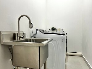 Interior - 5 BDRM Jacuzzi Pool and view. Central Manuel Antonio (Quepos)