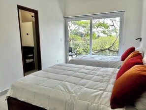 Room - 5 BDRM Jacuzzi Pool and view. Central Manuel Antonio (Quepos)
