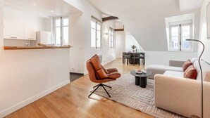 Un moderno loft con cocina, comedor y sala de estar.