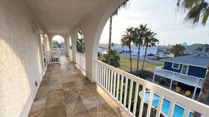 Casa, varias camas, acceso a la alberca, vista a la alberca (Dolphin House) | Terraza o patio