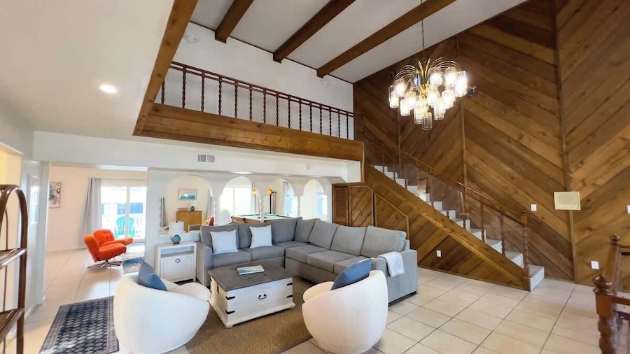 Fun Retro Island Vibe - Sleeps 17 - Beach 1 Block
