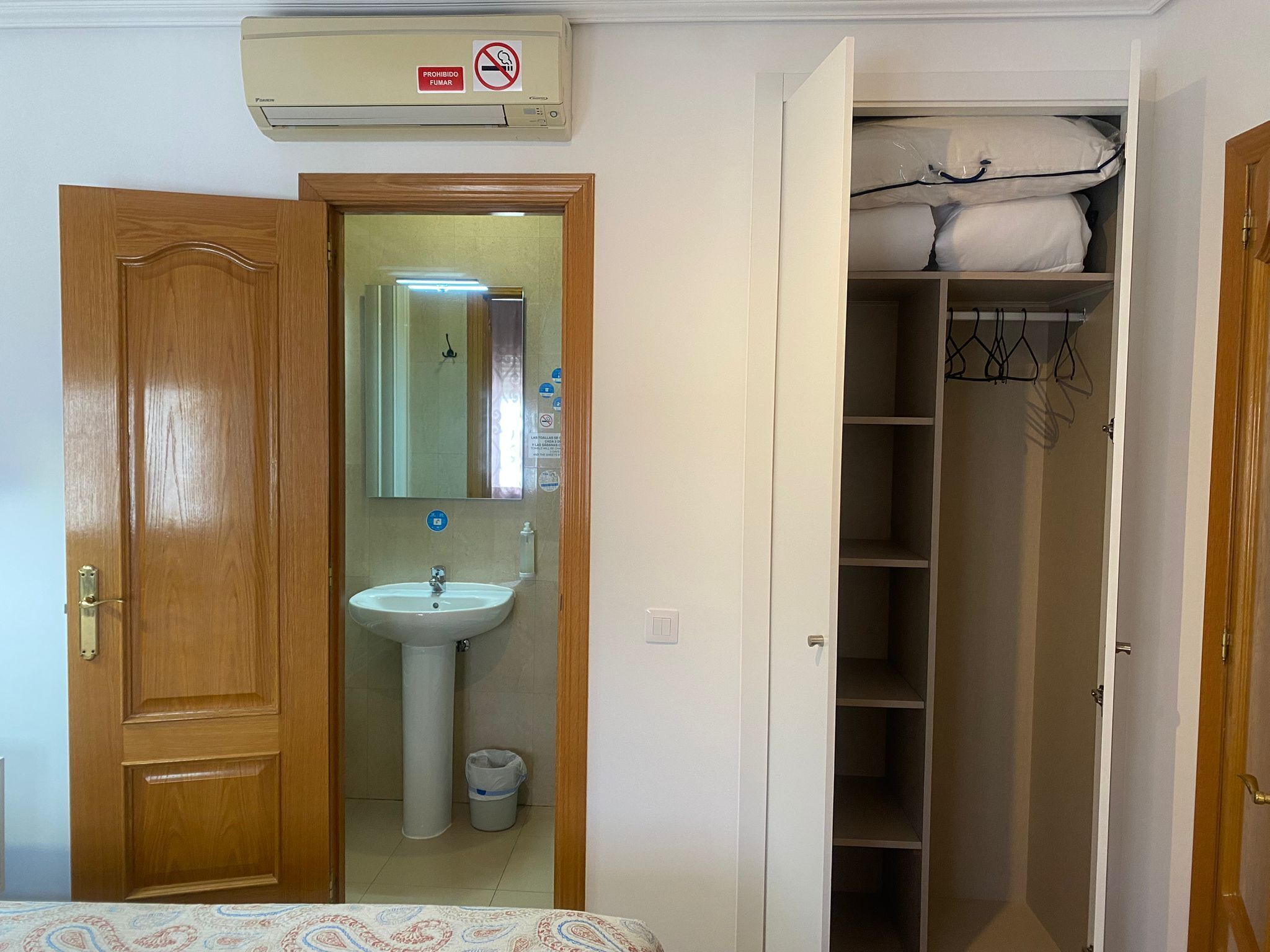 Basic Room, 2 Twin Beds, Non Smoking | Bathroom