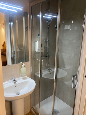 Basic Room, 2 Twin Beds, Non Smoking | Bathroom | Hair dryer, soap - Hostal Retiro (MADRID)