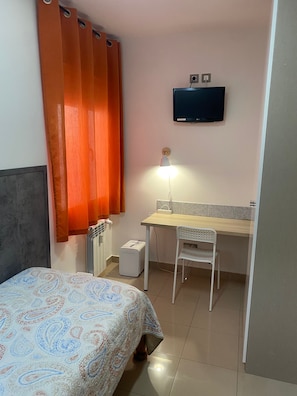 Basic Room, 1 Twin Bed, Non Smoking | WiFi - Hostal Retiro (MADRID)