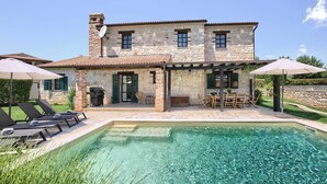 A stone house with a swimming pool, outdoor furniture, and a barbecue area. - Villa Silene - Authentic villa near Višnjan (Barat)