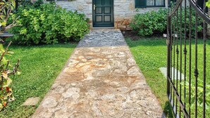 A stone building with a central entrance, green shutters, and a stone pathway leading to the door. - Villa Silene - Authentic villa near Višnjan (Barat)