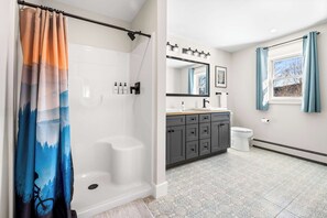 Shower, hair dryer, towels, shampoo - Modern Ludlow Home | Walk to Village | 5 Min Okemo (Ludlow)
