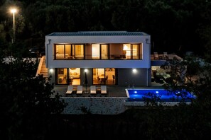 Exterior - Luxury Vila with Pool (Bar)