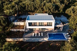 Exterior - Luxury Vila with Pool (Bar)