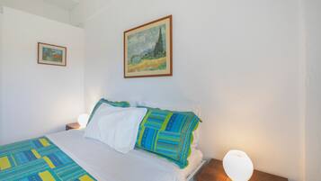 2 habitaciones, tabla de planchar con plancha, wifi y ropa de cama