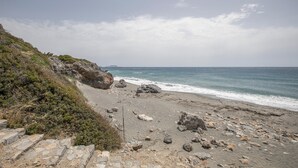 A coastal beach with rocky terrain and a clear view of the ocean. - Entire Cottage in Kerames, Crete – 250 m from the Beach (Agiou Vasileiou)