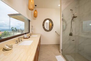 Shower, hair dryer, towels, shampoo - Casa Encanta del Pacifico Oceanview Pool Estate (Sardinal)