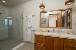 Shower, hair dryer, towels, shampoo - Casa Encanta del Pacifico Oceanview Pool Estate (Sardinal)