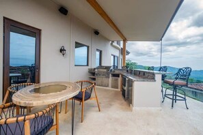 Outdoor dining - Casa Encanta del Pacifico Oceanview Pool Estate (Sardinal)