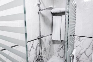 Dusche, Haartrockner, Bidet, Handtücher