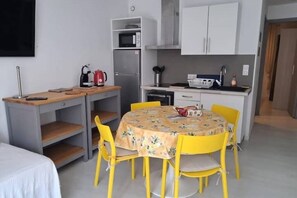 Private kitchen - Cosy 2-4 pers - Private parking lot - Walking distance to beaches & Exflora Park (Antibes)