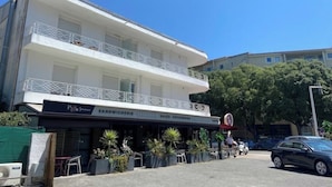 A two-story building with a balcony on the upper floor. - Cosy 2-4 pers - Private parking lot - Walking distance to beaches & Exflora Park (Antibes)