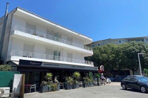 Exterior - Cosy 2-4 pers - Private parking lot - Walking distance to beaches & Exflora Park (Antibes)