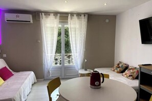 1 slaapkamer, een strijkplank/strijkijzer, wifi, beddengoed