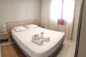 1 bedroom, iron/ironing board, WiFi, bed sheets - Cosy 2-4 pers - Private parking lot - Walking distance to beaches & Exflora Park (Antibes)