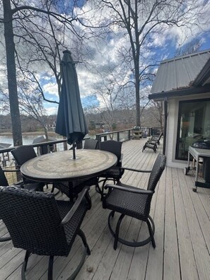 Outdoor dining - Serene, waterfront 3-bedroom house on beautiful Lake Martin in Dadeville! (Dadeville)