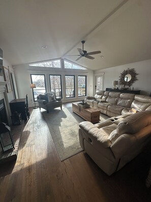 TV, fireplace - Serene, waterfront 3-bedroom house on beautiful Lake Martin in Dadeville! (Dadeville)