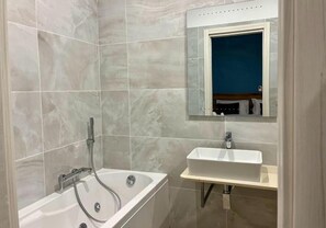 Deluxe-Doppel- oder -Zweibettzimmer, Whirlpool | Badezimmer