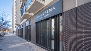 A modern building with a sign reading "VIDA CALMA APARTAMENTOS". - VidaCalma Apto 2 (Valencia)