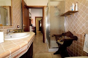Shower, hair dryer, bidet, towels - L' Oleandro - Key to Villas (Valledoria)