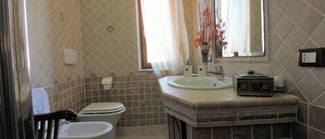 Douche, sĂšche-cheveux, bidet, serviettes fournies