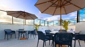 Outdoor dining - Allure Residence (Recife)