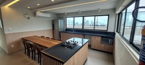 Eine moderne Küche mit Essbereich, großen Fenstern und Blick auf die Stadt.
