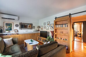 Living area - Stylish 2BR with Shared Sea-View Terrace in Moda (İstanbul)