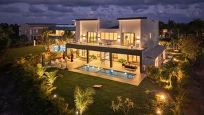 Exterior - Las Palmas 4: Lux retreat w/ pool, jacuzzi, games, full staff & golf carts (Punta Cana)