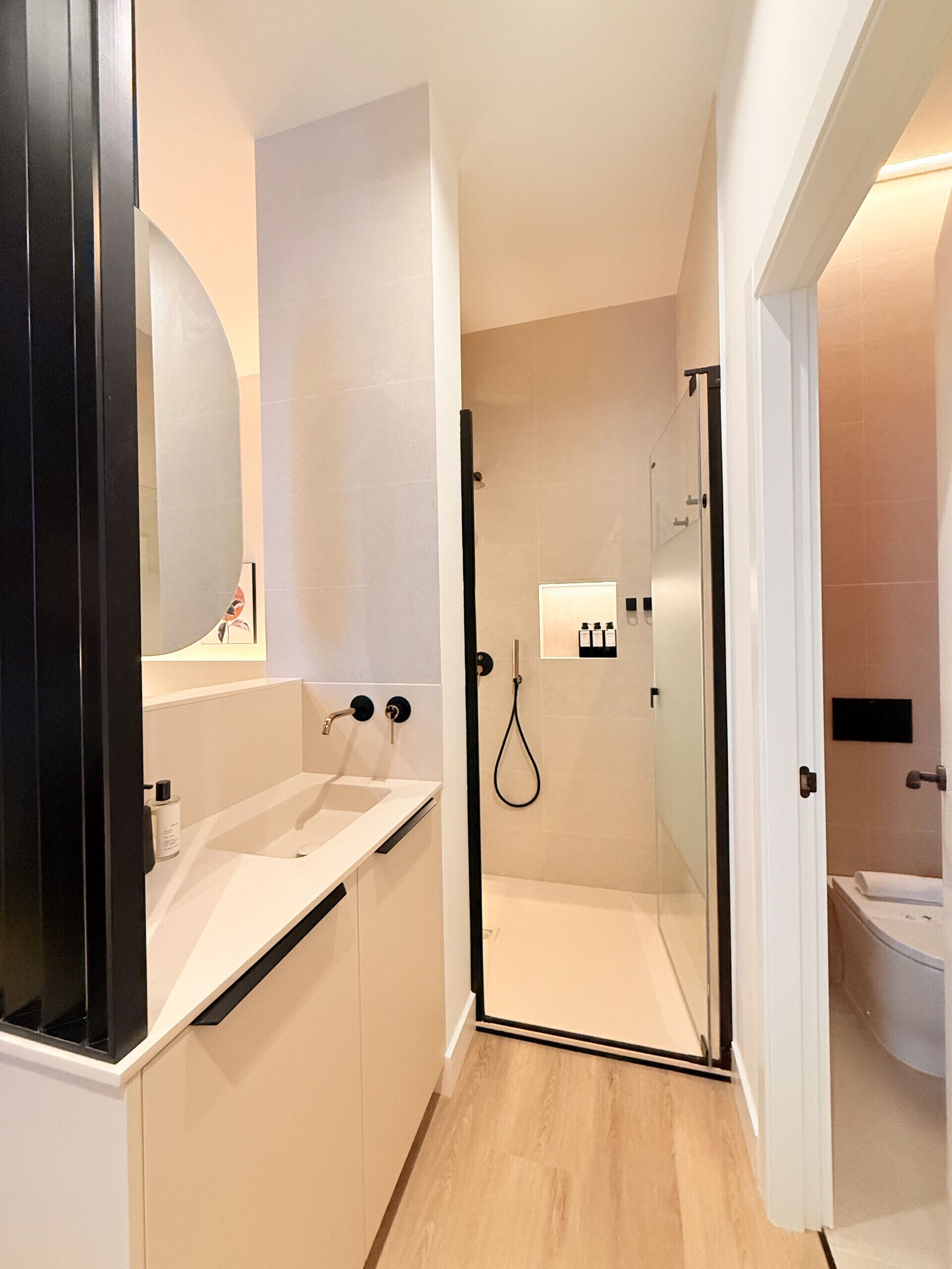 Douche, sèche-cheveux, serviettes fournies