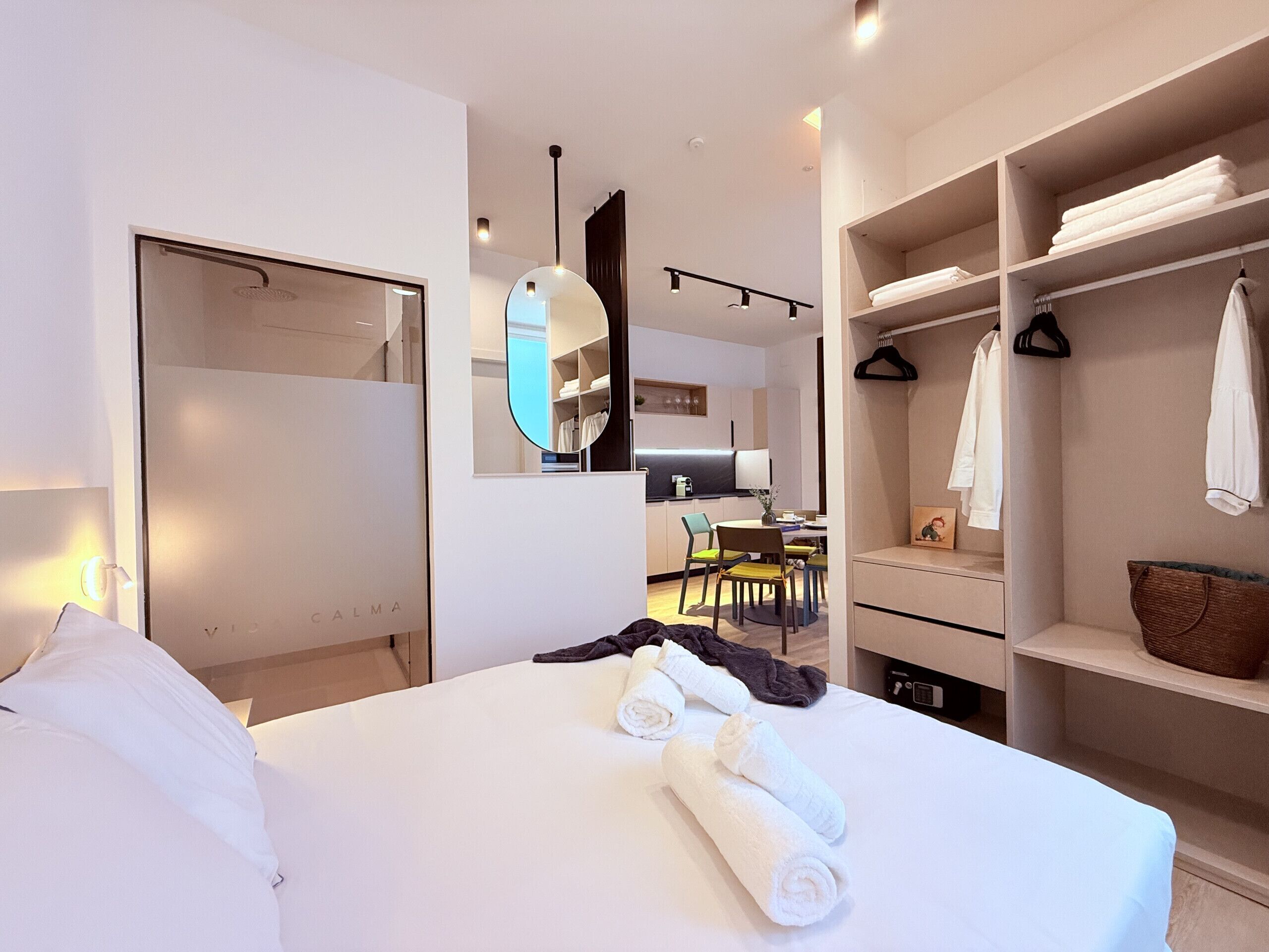 1 habitación, tabla de planchar con plancha, wifi gratis y ropa de cama 