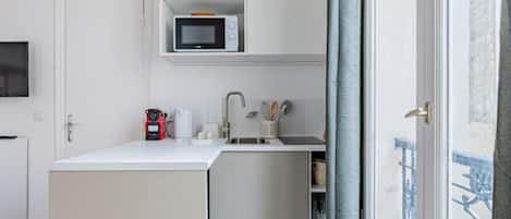 Microondas, cafetera y tetera y utensilios de cocina