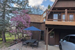 Outdoor dining - 4-bedroom geodome in beautiful Burbank with AC comfort (Burbank)