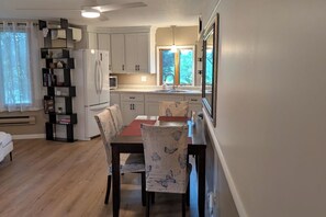 Dining - 4-bedroom geodome in beautiful Burbank with AC comfort (Burbank)