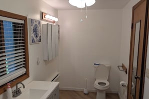 Suihku, hiustenkuivaaja, pyyhkeet, saippua