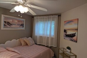 Room - 4-bedroom geodome in beautiful Burbank with AC comfort (Burbank)