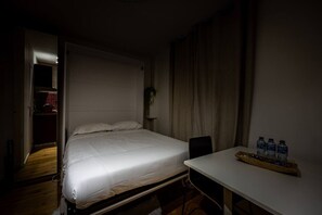 Een strijkplank/strijkijzer, wifi, beddengoed