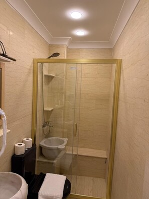 Hair dryer, slippers, towels, soap - family home hotel (İstanbul)