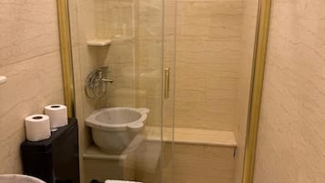 Family Suite | Bathroom