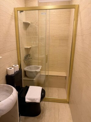 Family Suite | Bathroom | Hair dryer, slippers, towels, soap - family home hotel (İstanbul)